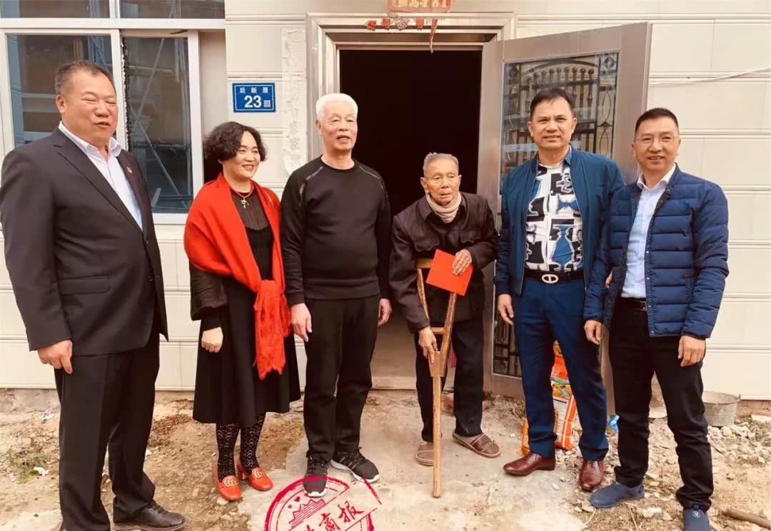 14日,南安市慈善总会副会长卓乌番,洪濑镇镇长黄子牙,乡贤戴德成夫妇