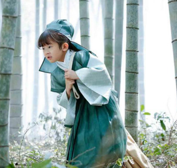 小阿离近照被晒出,五官长开眼神中没有灵气,网友:这不是阿离