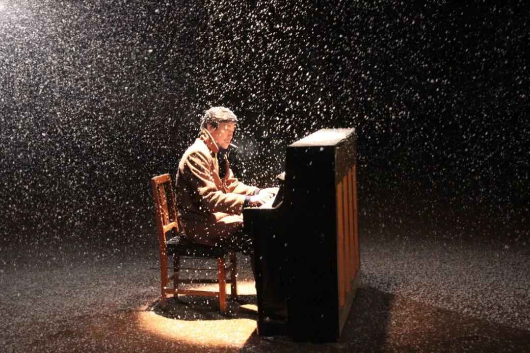 再提张猛的《钢的琴》,那种发自肺腑的悲怆如鲠在喉