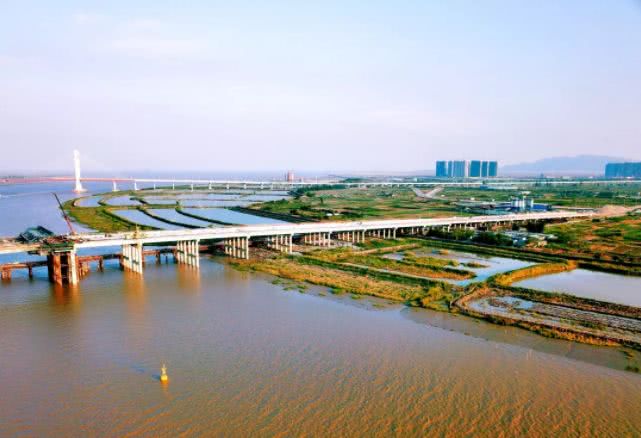 温州平阳鳌江五桥建设主桥即将合拢贯通!