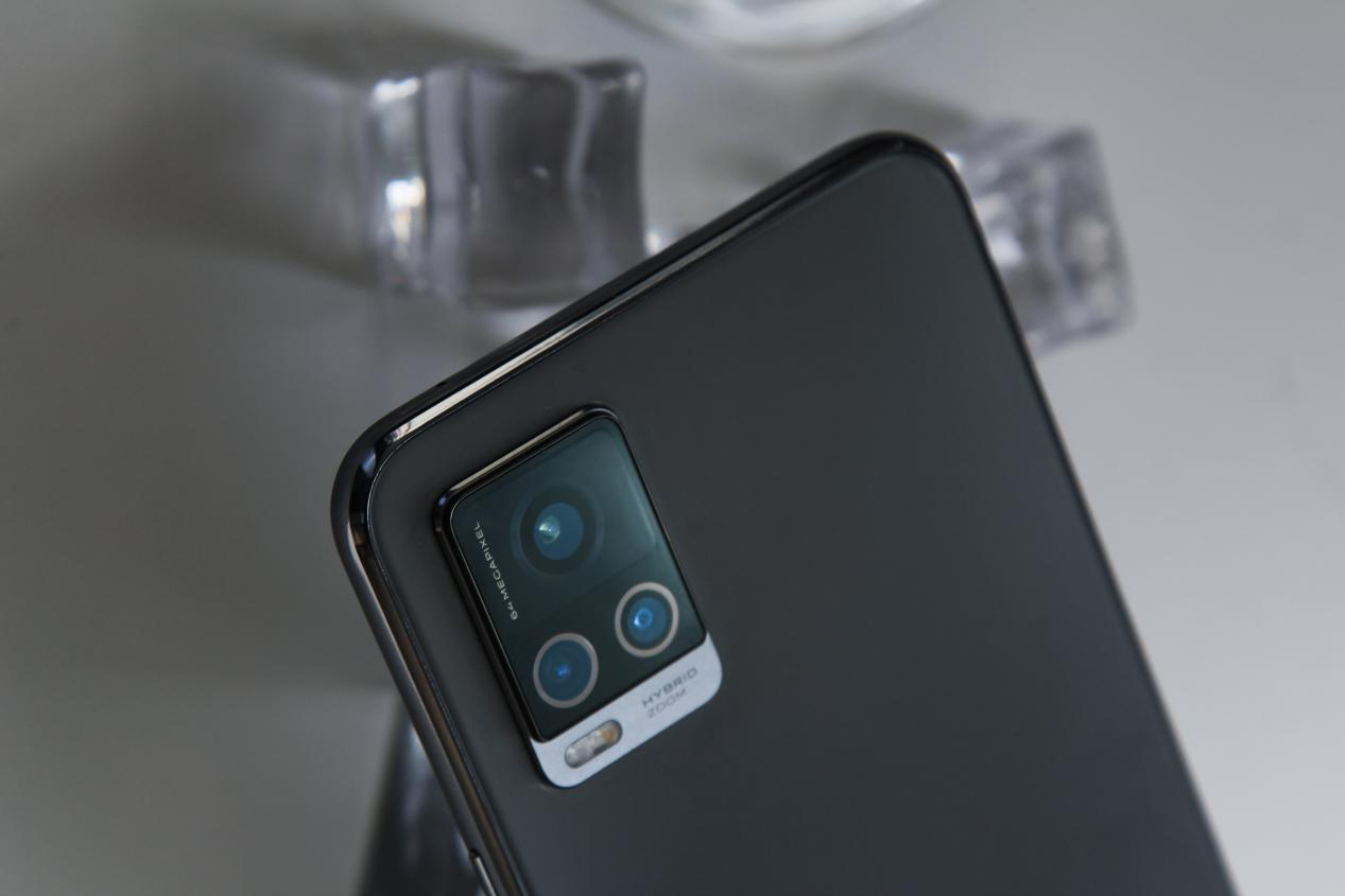 手机的设计更加有层次,被官方称为"双色云阶"的摄像头矩阵第一层承载