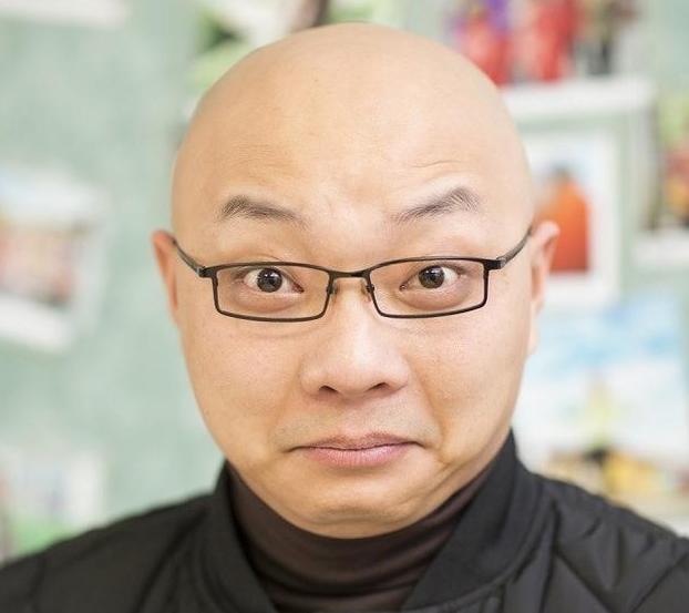 他曾是知名主持人,带妻子"下海",现在年入破亿还有漂亮的女儿