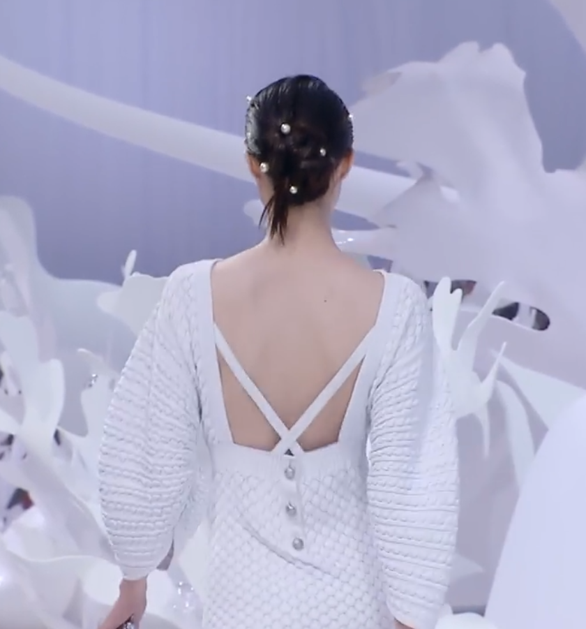 当何穗遇到香奈儿,转身露出的后背,那画面真的是:美到词穷!