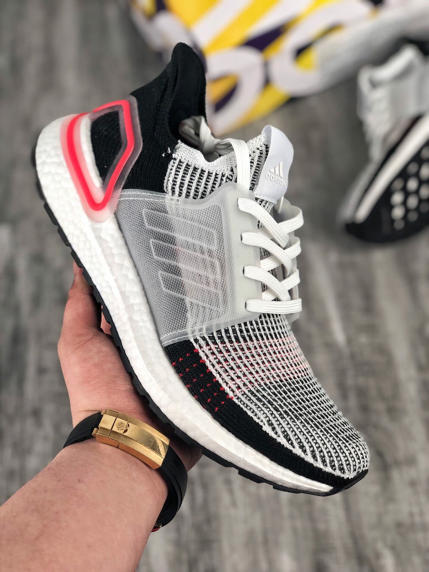 同样搭载boost科技,阿迪ub19和ub20测评对比:哪款脚感更澎湃