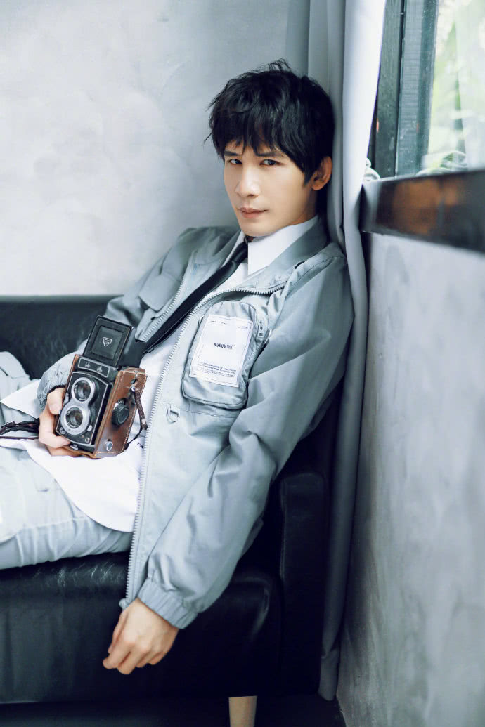 大张伟拍春日写真,"被才华掩盖的颜值"浮出水面,原来那么帅!