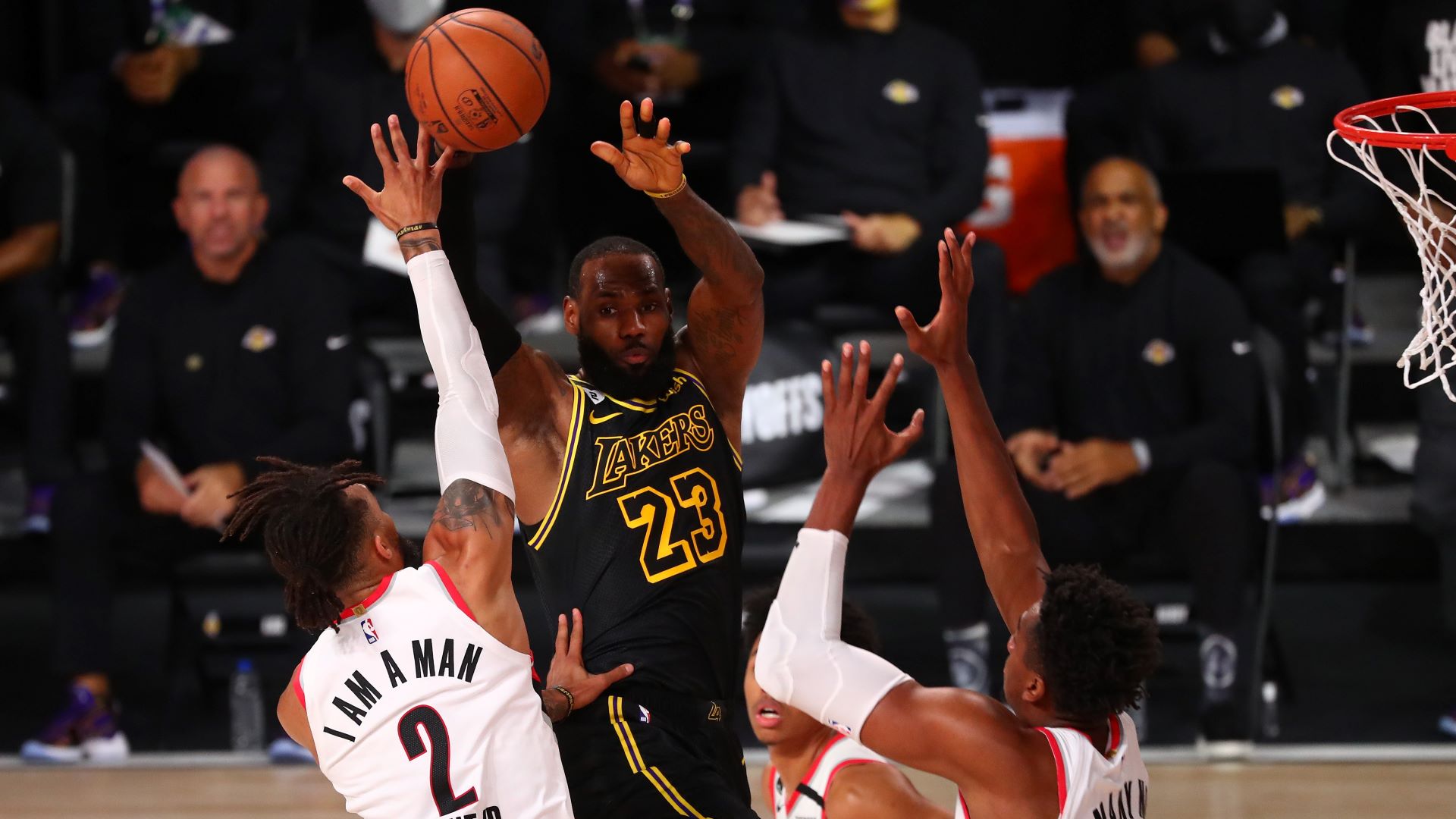 詹皇主动放低姿态,示好伟大科比却又喊话,为何在美国感到害怕?