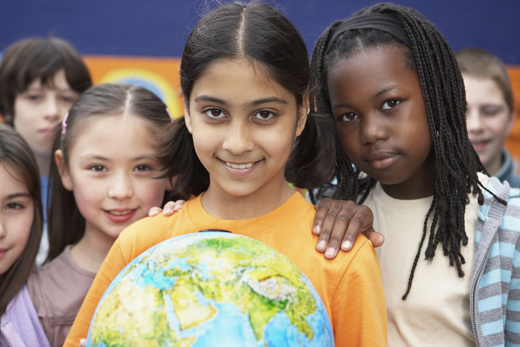 如果人类长期生活在没有光的地底下,见不到阳光会发生什么?