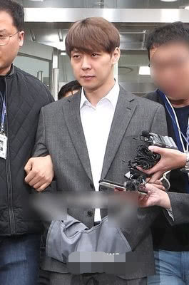 黄荷娜出狱后近照公开,其父心疼女儿发文:坚持一步一步走下去