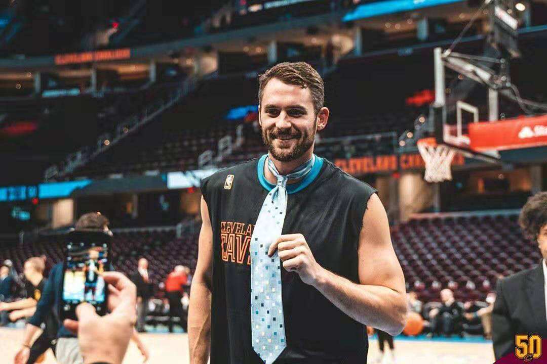 为了骑士历史首冠,当年的乐福做出不小牺牲,詹姆斯真得感谢他