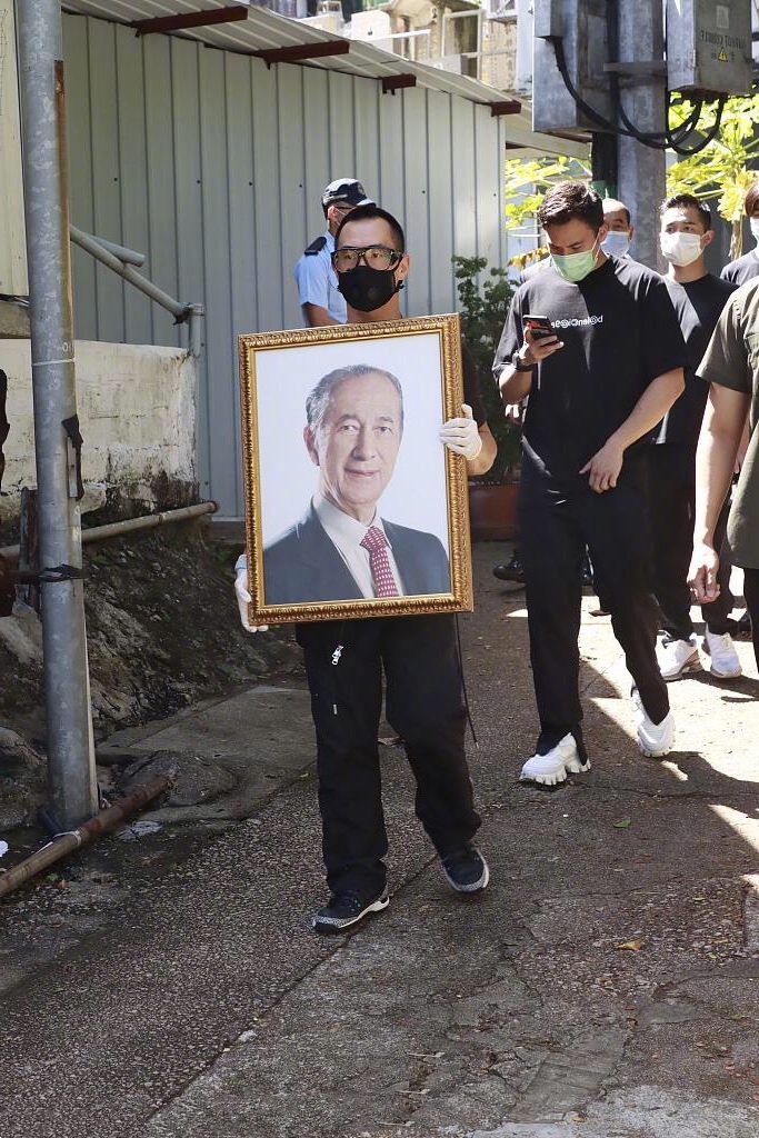 赌王何鸿燊遗体交接仪式,四个儿子的状态不一,有人玩手机引热议