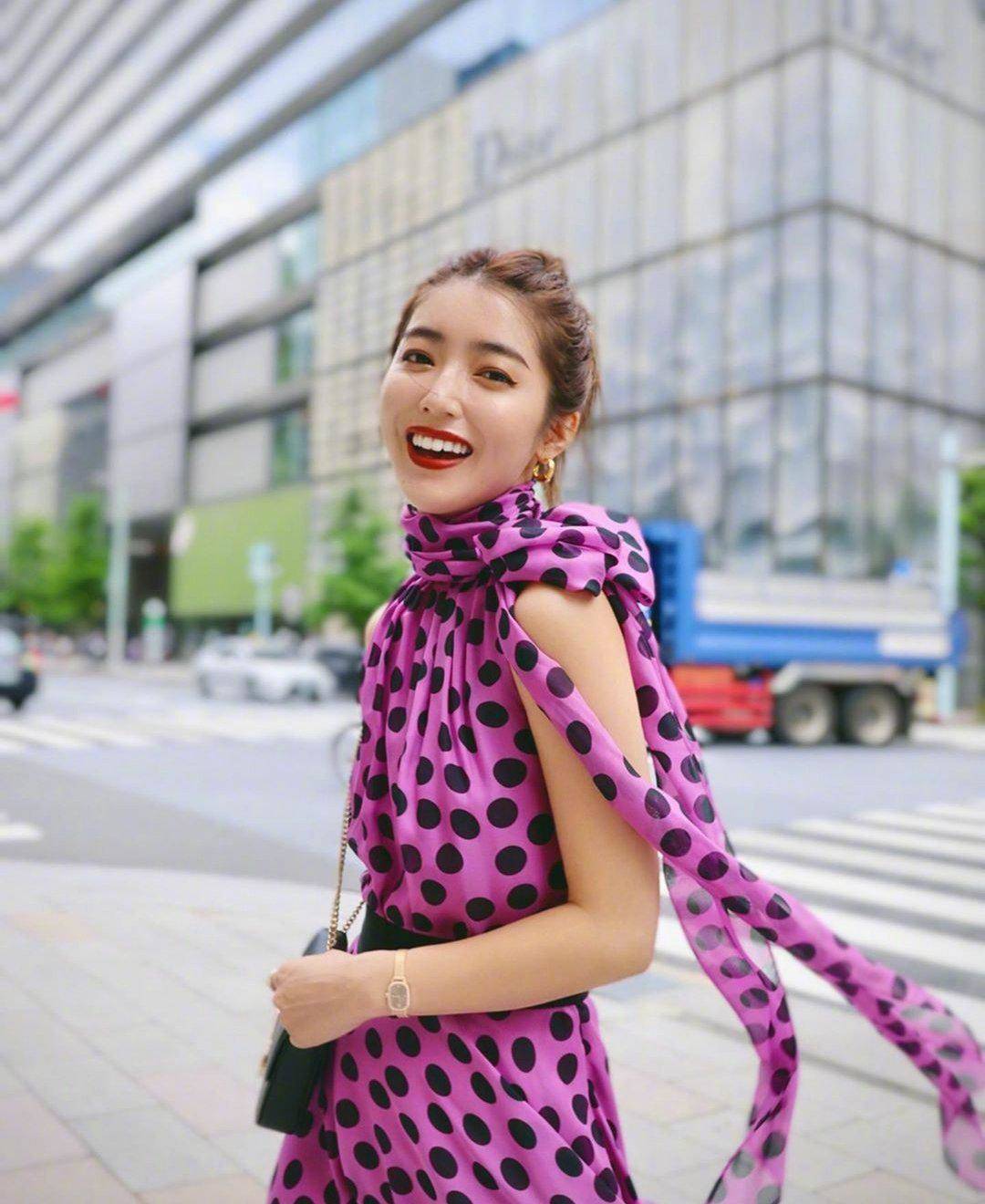 时尚博主安利甜美港风穿搭,经典款也能穿出高级效果,洋气还减龄