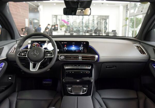 性价比超低，“傲慢”的奔驰EQC销量始终惨淡