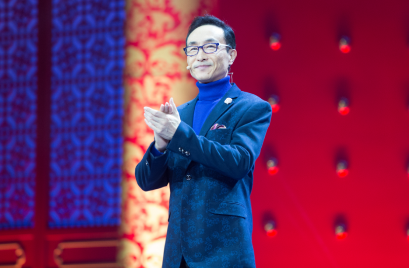 61岁巩汉林近照曝光!头发花白显沧桑,春晚老将如今活力不再?