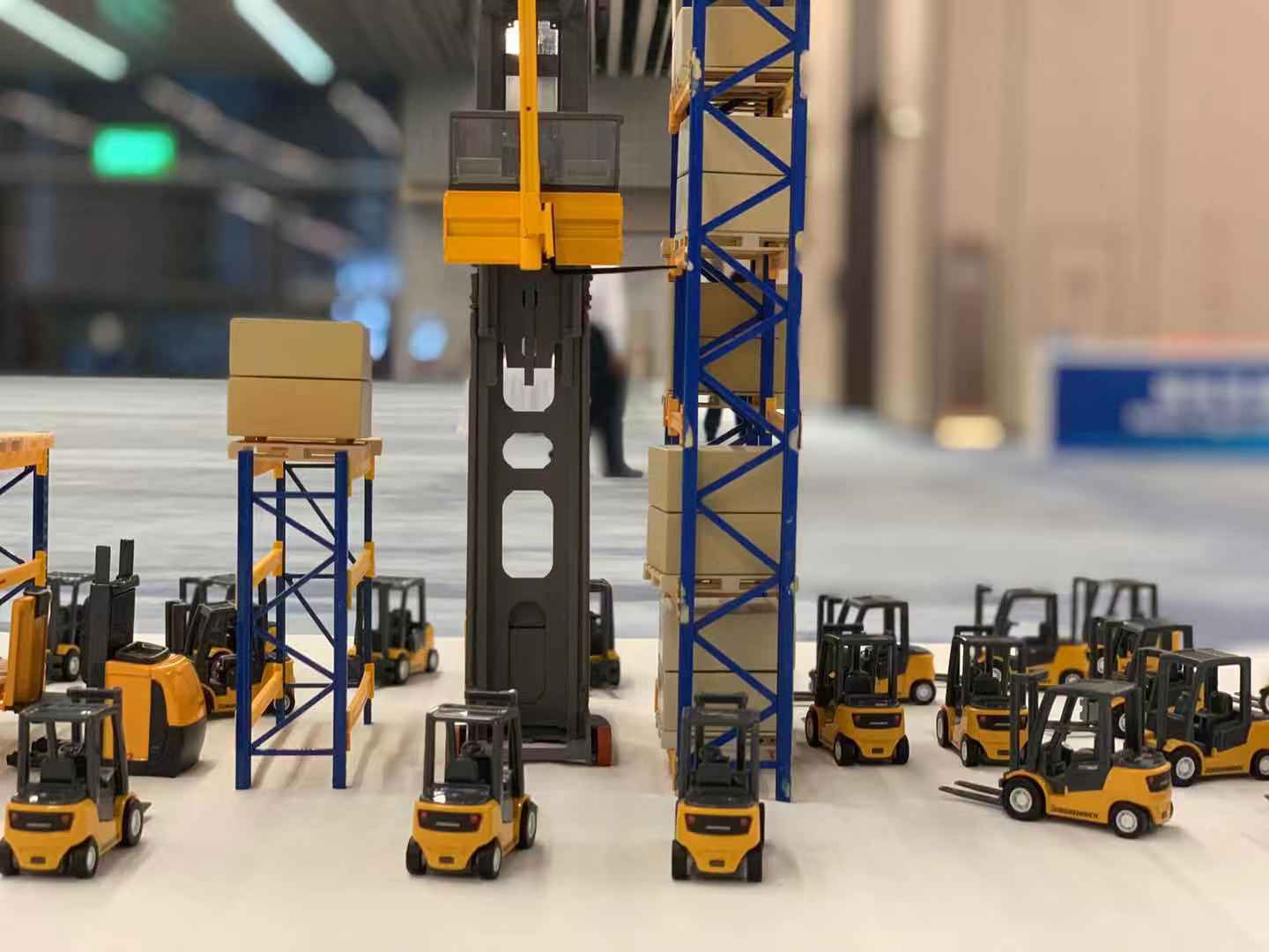 第二届进博会室内最高的展品是哪家?25米堆垛机想出头