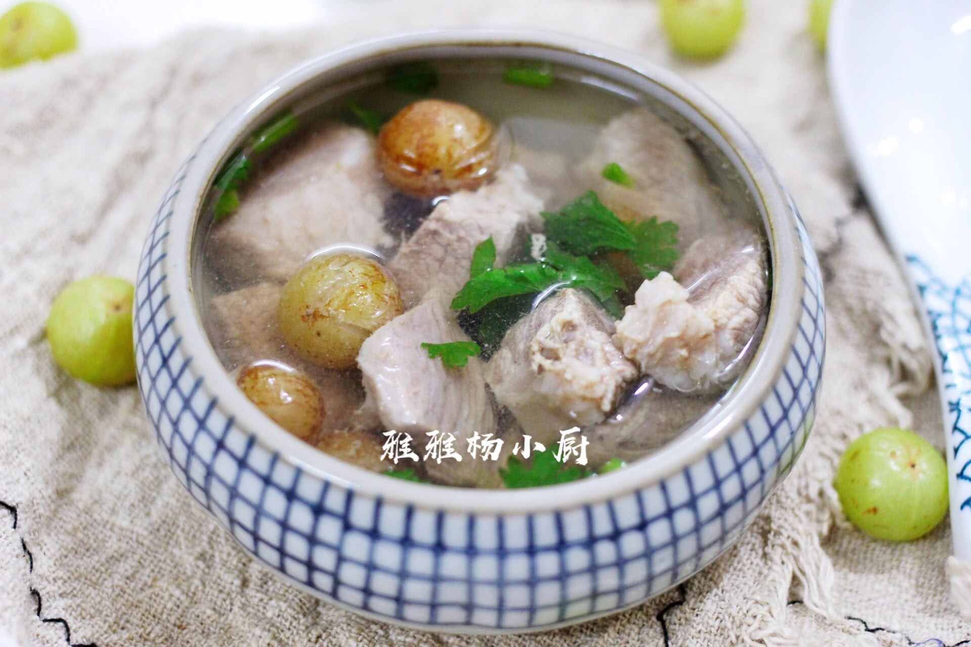 准备好所需要的材料,油甘子清洗干净,接着把油甘