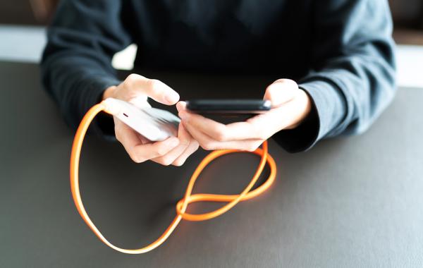 03 充电时,尽量不使用手机 日常生活中 不少人会一边给手机充电 一边