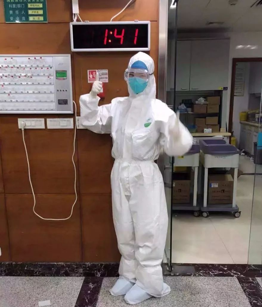 一位抗疫护士的三重身份:我不怕死,只是怕和孩子分开