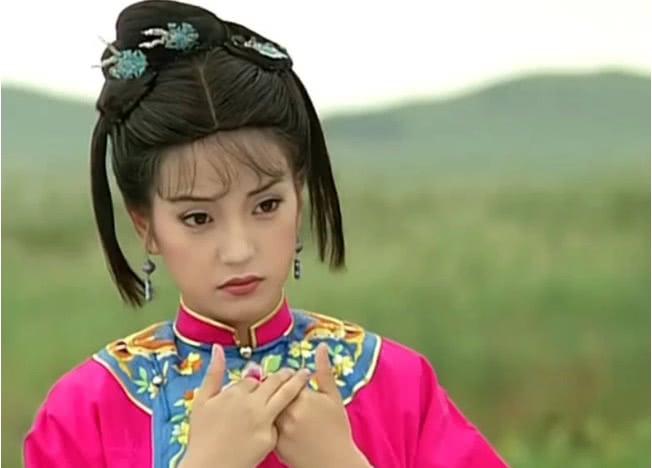还珠格格:小燕子装傻妞,把官兵糊弄的一愣一愣的,还夸自己演技好