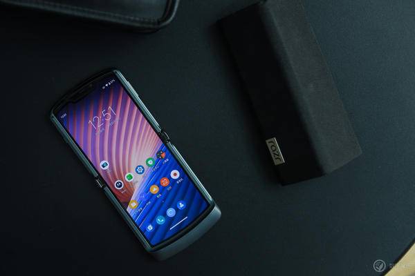 摩托罗拉razr刀锋5g(摩托罗拉razr刀锋20215g折叠手机)