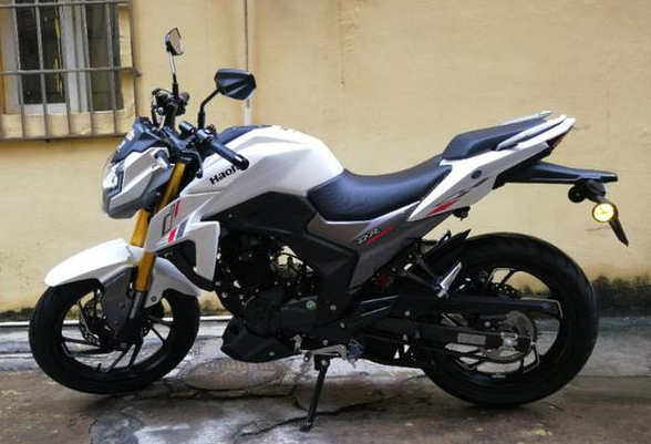 铃木160级运动街车,离地间隙168mm,倒立式前叉,单缸电喷11千瓦