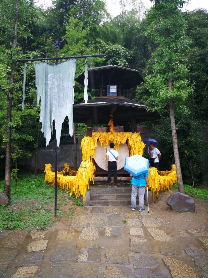 祭坛前用八组壁画记录着远古神农氏的功德,内容分别为降牛以耕,焦尾五