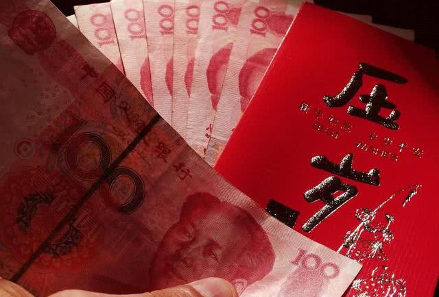 春节,长辈会给孩子红包压岁钱是我国的传统,寓意着孩子一年快快长大