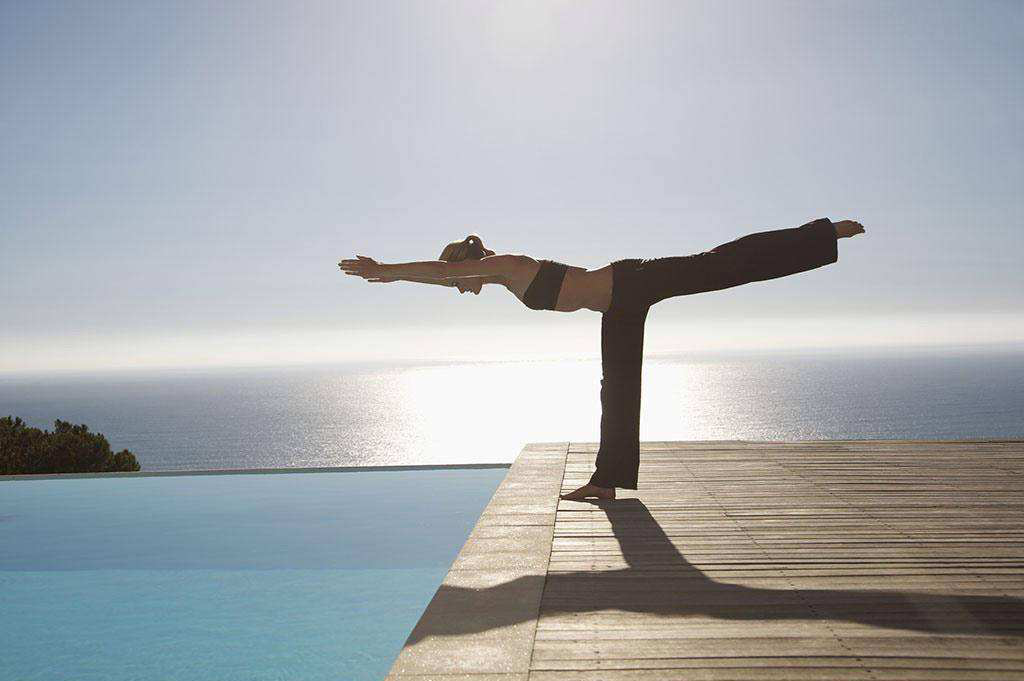 今天我们也为大家推荐一组瑜伽体式,帮助大家越练越健康,还能塑形.