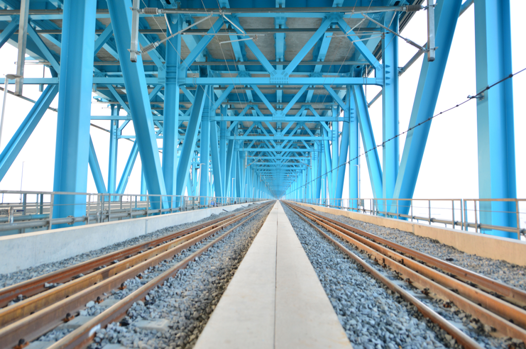 南通上海将缩短至1小时!今天,通沪铁路首部检测列车驶过长江大桥