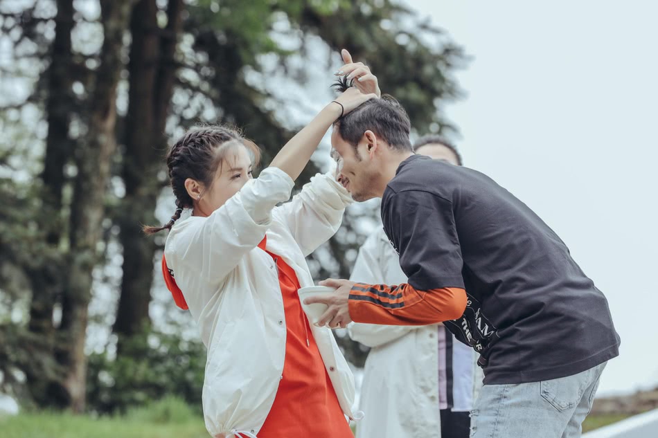 杨烁扎冲天辫变身白面小丑与王黎雯表演双簧配合默契