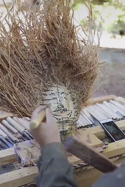 手艺人用树根做"小丑",网友:小丑这个发型配上这个表情,绝了!