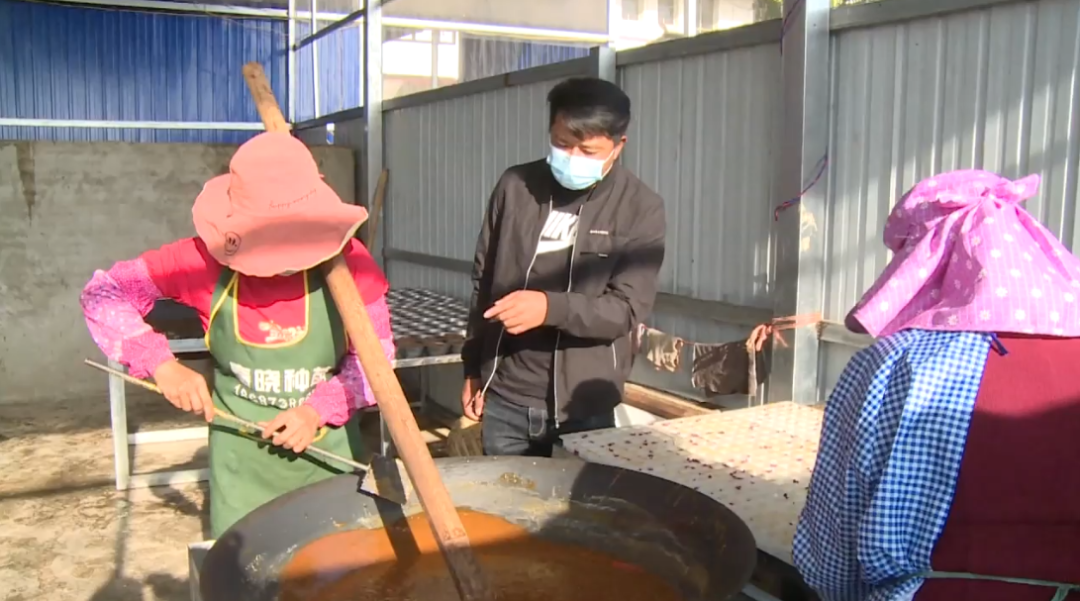 榨糖,酿酒,还把甘蔗渣作为饲料出售,这个产业链带动的"甜蜜"事业了不