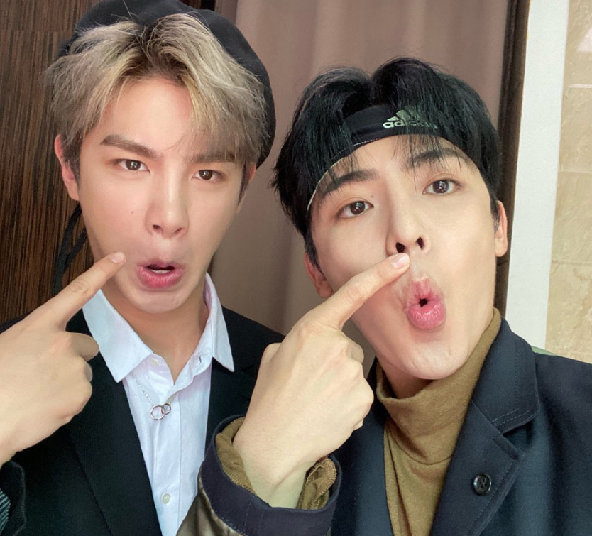 有种缘分叫重名兄弟同框,当侯明昊,黄明昊互换帽子戴,看到两人脸型懵