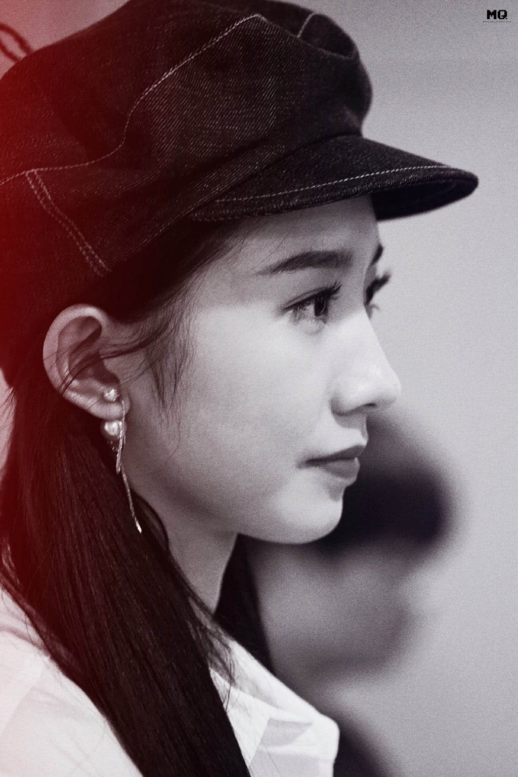 孟美岐高清壁纸,戴着贝雷帽复古范,低头一笑清新动人