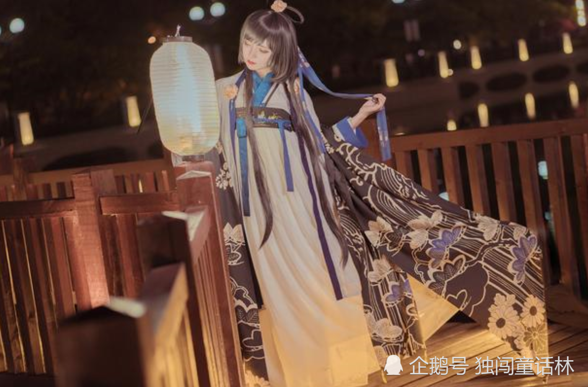 小姐姐夜晚cos洛天依,举起灯笼那一刻,网友:吓我一跳