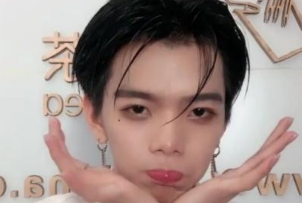 郝一点人气下滑,霸总林锡特意露脸,看清样子:眼镜版七鹤大人