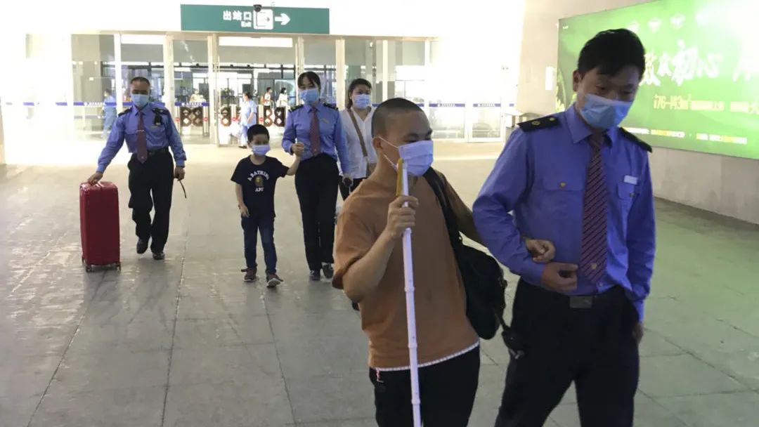 铁路真情服务照亮盲人旅客回家路