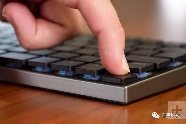 macbook的键盘很糟糕 所以可以使用这个机械键盘