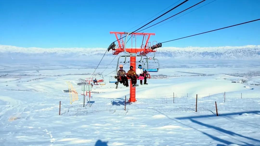 新疆新源县:滑雪运动给冬季旅游再添"一把火"