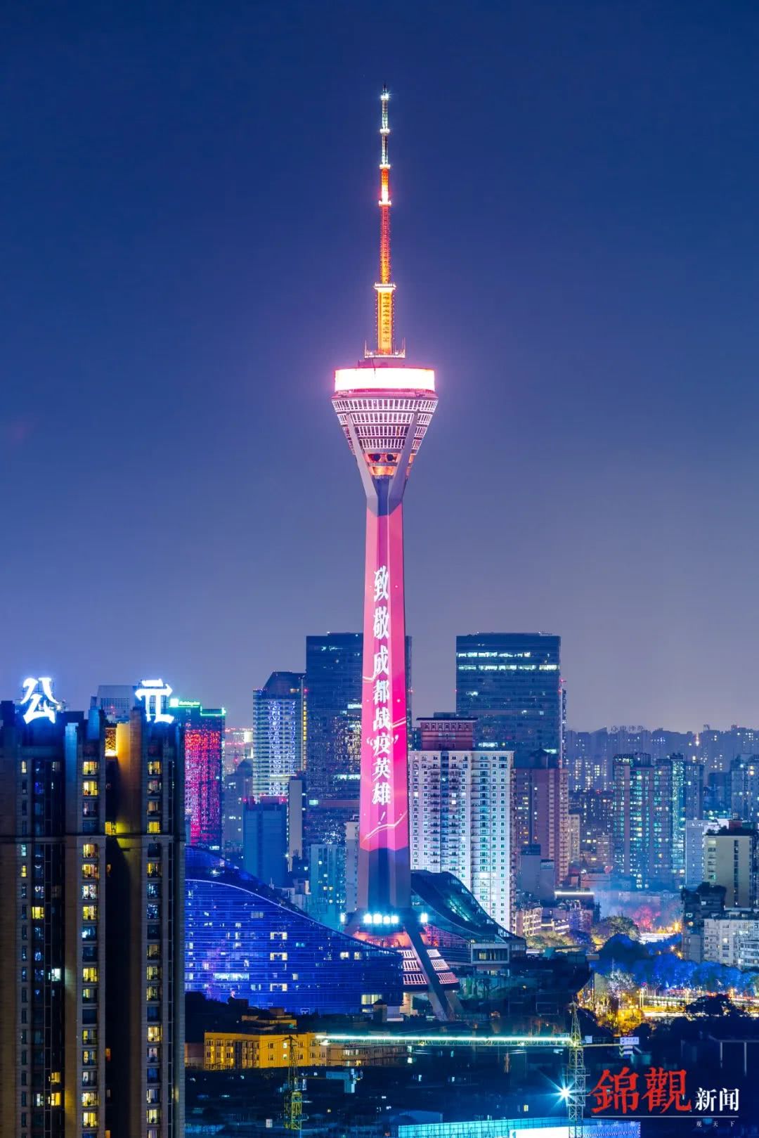 今夜,成都街头,增添一道道"最美"的风景.