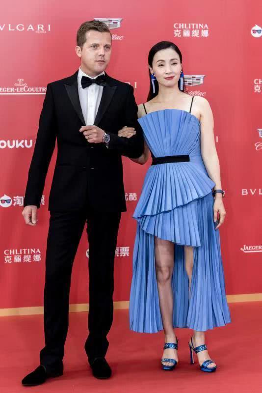 陶虹,连衣裙,吊带连衣裙,扇子