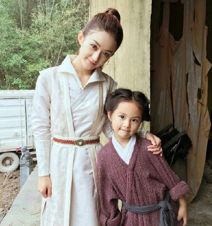 赵丽颖与小演员在《有翡》片场对戏,温柔摸脸杀,全程姨母笑