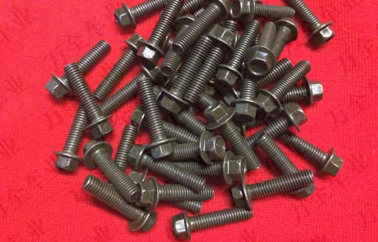 摩托车上的"绿螺丝"到底得罪谁了?