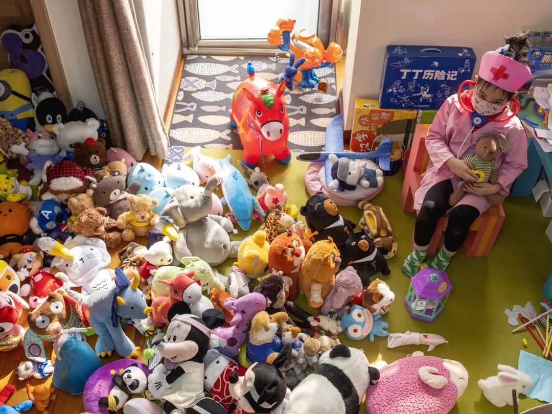 "神兽"们在家如何撒野:门框上荡秋千,客厅里套铁圈