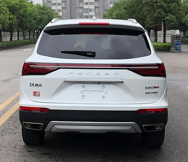 东风风光508 max,大尺寸悬浮式中控屏加旋钮式换挡