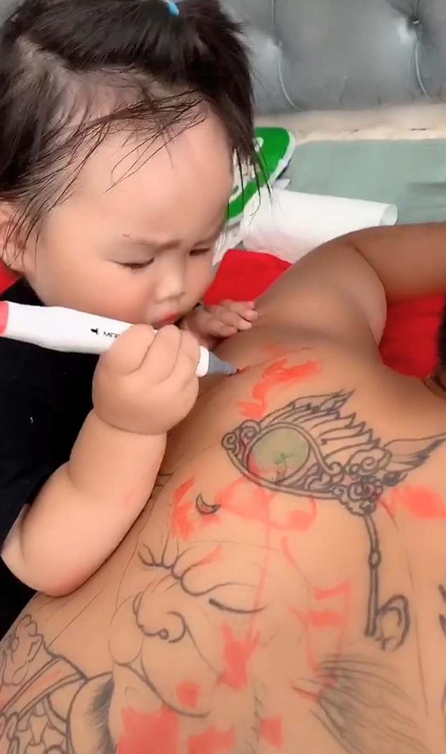 Daughter coloring father“s tattoo, social people instantly become “small  and fresh“, netizens: wash and wash can be used | DayDayNews
