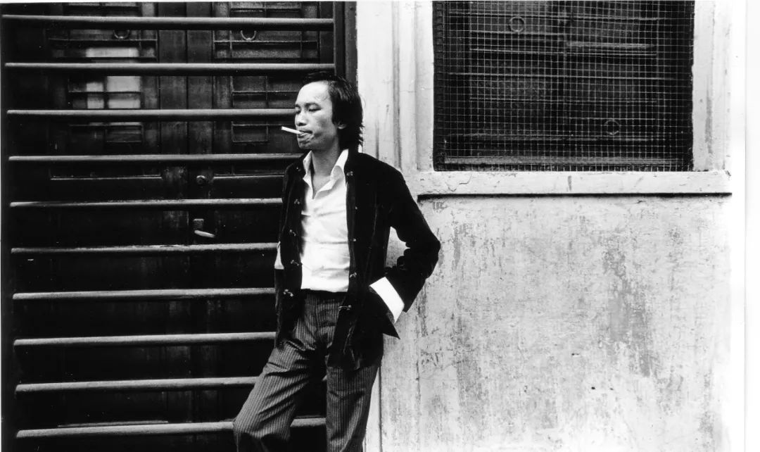 照片突然流传: 危坐窗边的刘德华,整理仪容的林青霞,只穿内裤的林子祥