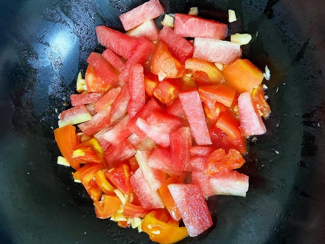 这样简单美味的炒西瓜皮就最好了,经常吃的话还可以帮助我们美白淡化