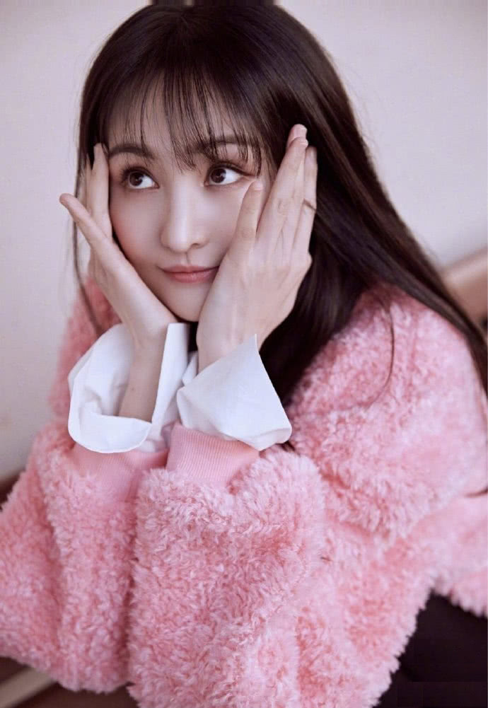 郑爽穿上糖果粉毛绒卫衣,好漂亮,卫衣也足以把郑爽给围住了