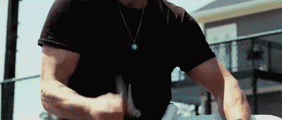 傑森斯坦森終於當爸啦，從此地球上又多了個小硬漢！