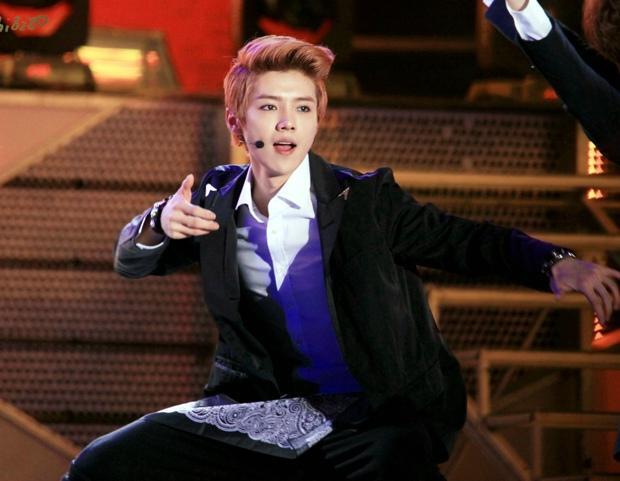 黄晓明手捞大闸蟹_黄晓明2017收入